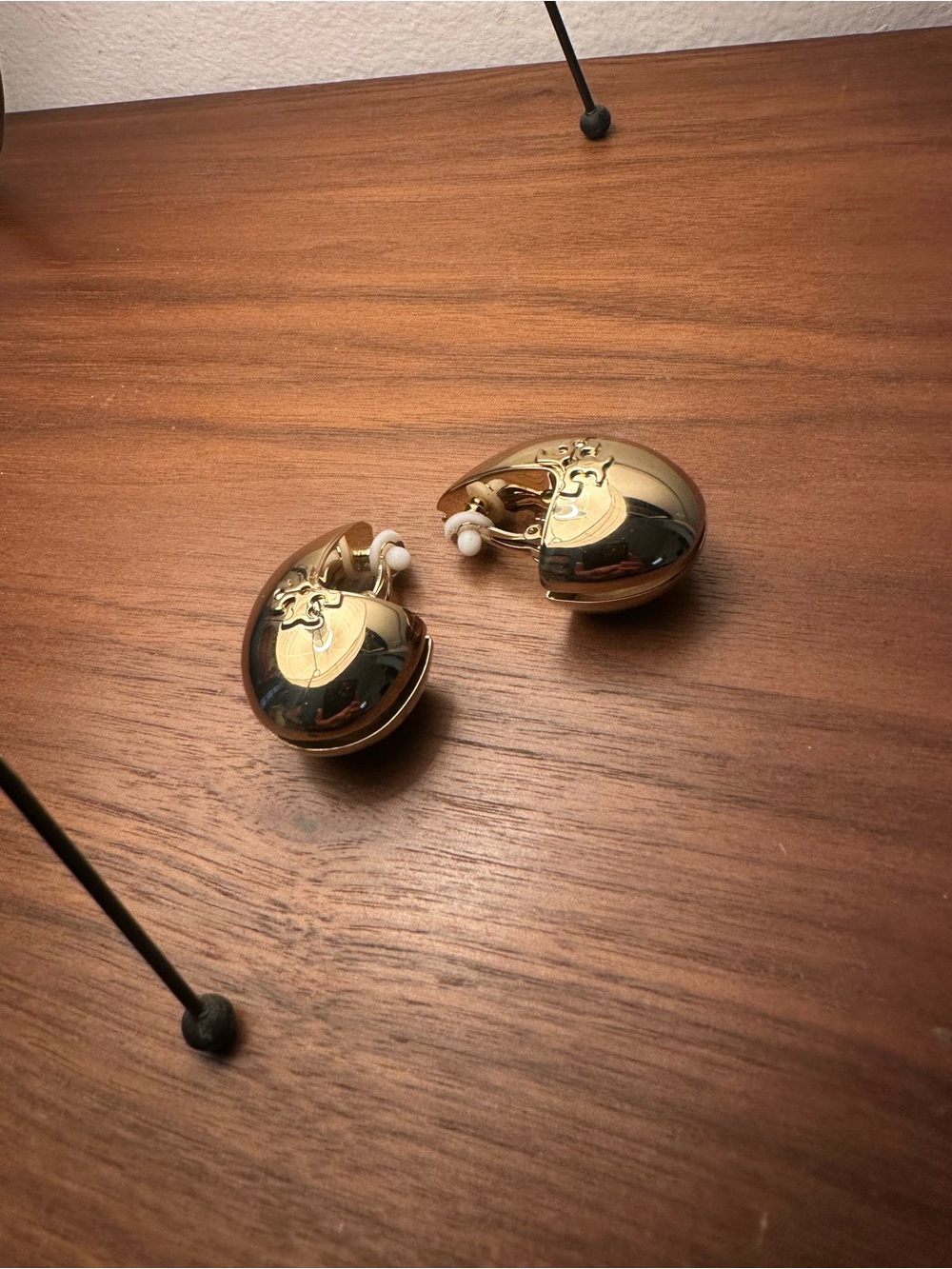 Tory Burch Wave earrings - Picture 5 of 5
